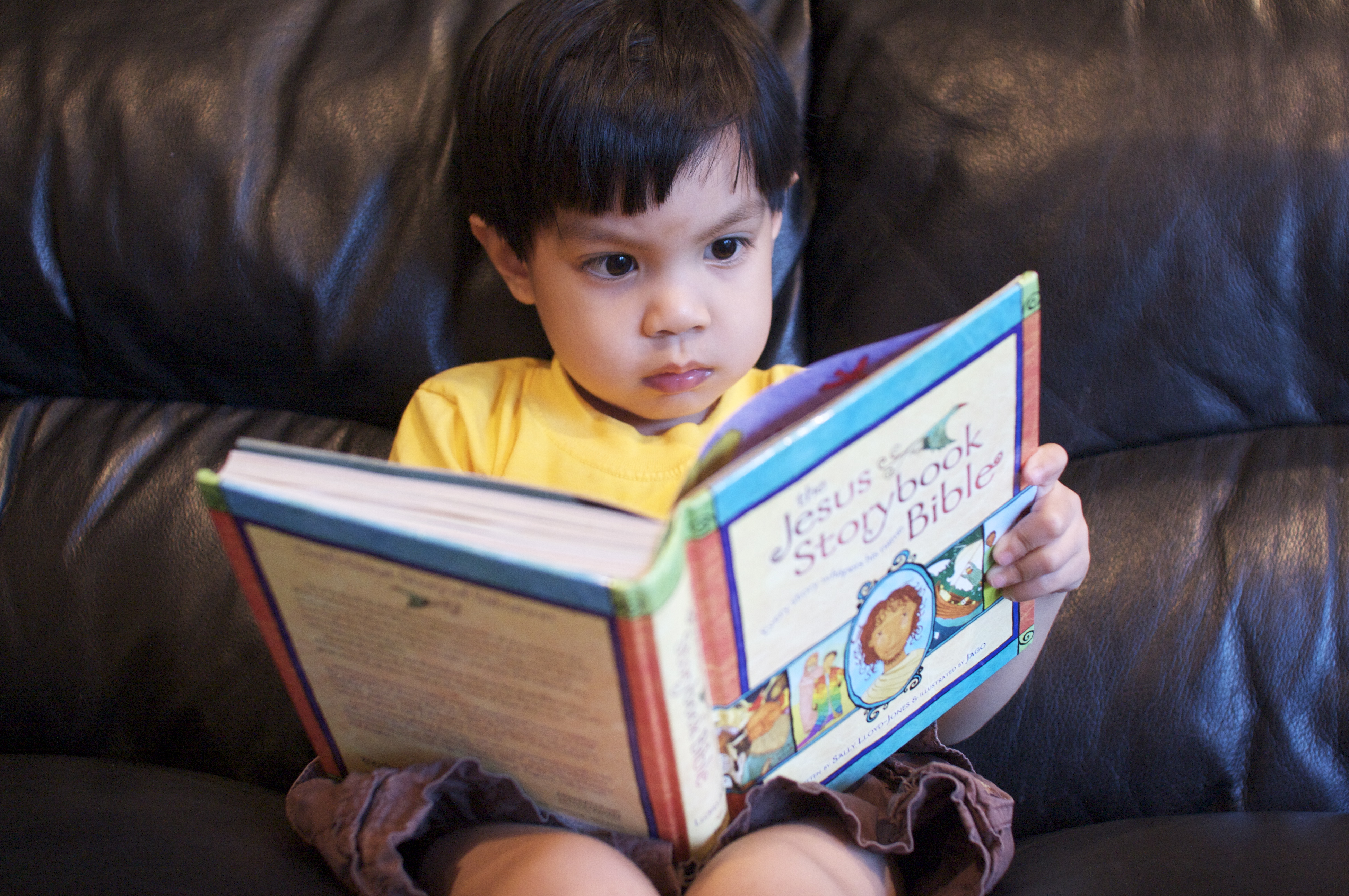 Включи дети читают. Ребенок читает книгу. Книги для детей. Библия для детей. Книжки для малышей.